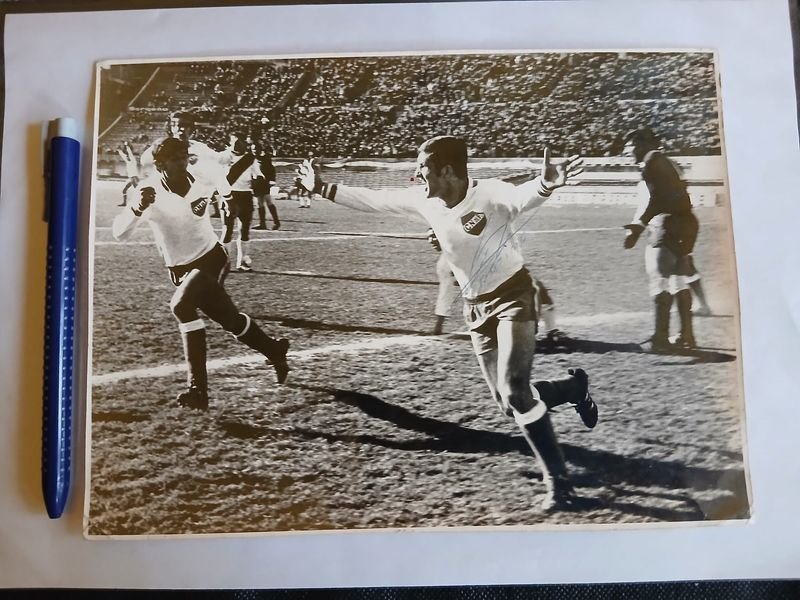 Fotografía Autografiada Luis Artime Celebrando Gol con Nacional (c. 1971)