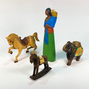 Lote anterior: Lote de 4 Figuras Decorativas: Caballos, Elefante y Dama Peruana
