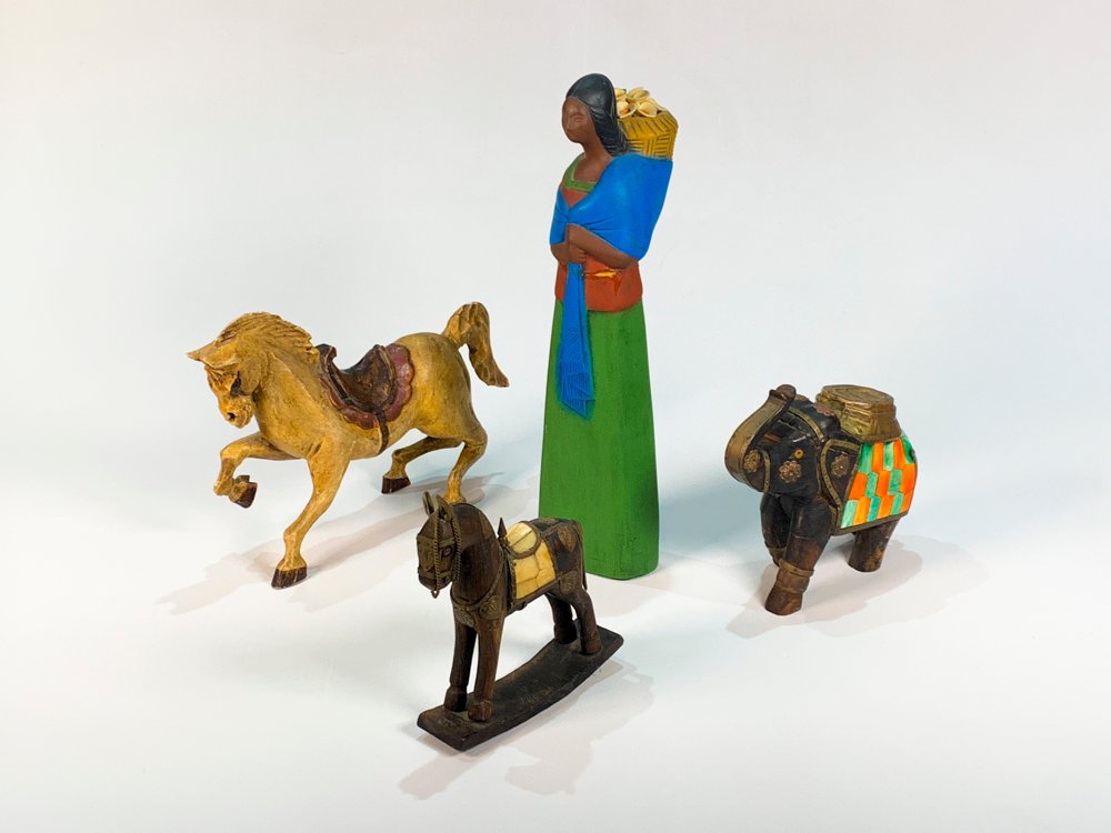 Lote de 4 Figuras Decorativas: Caballos, Elefante y Dama Peruana