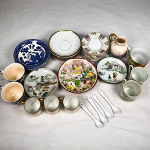 Lote siguiente: Conjunto de Pocillos, Tazas y Platitos con Diseño Oriental
