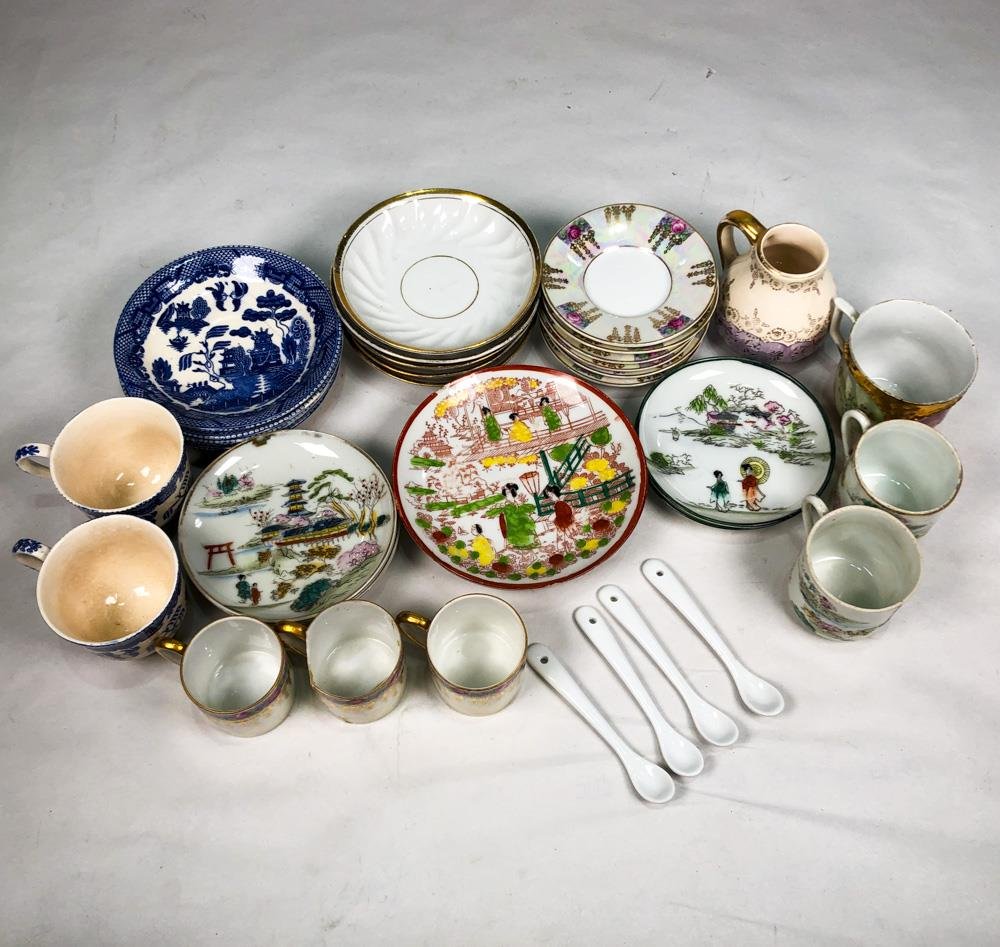 Conjunto de Pocillos, Tazas y Platitos con Diseño Oriental