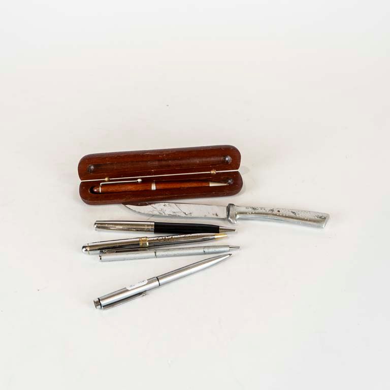 Lote anterior: Lapiceras y cuchillo de metal - Venta en subasta