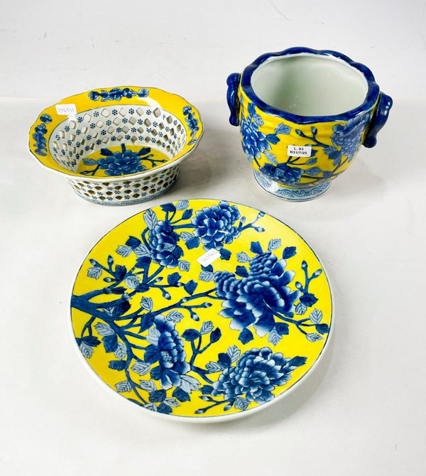 Lote anterior: Tres piezas de porcelana con diseños coloridos