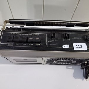 Radio Portátil Hitachi con Cassette - imagen 3