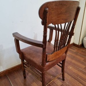 Antiguo Sillón de Madera Tallada con Apoyabrazos y Asiento de Simil Cuero - imagen 5