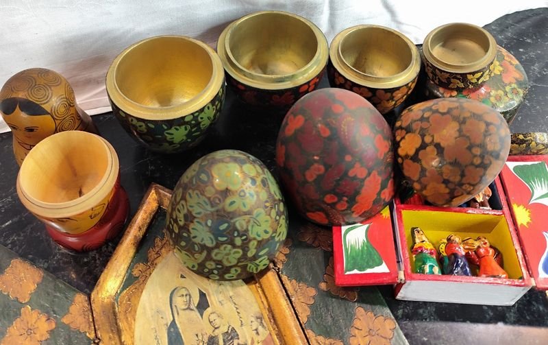 Colección de piezas de madera pintadas a mano: tríptico religioso, huevos, alhajeros y muñeca rusa - imagen 3