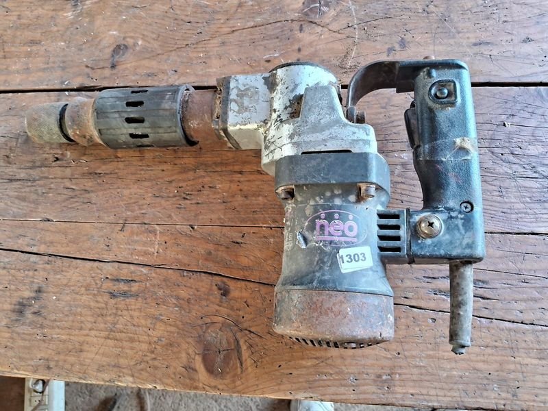 Lote siguiente: Rotomartillo marca NEO en mal estado