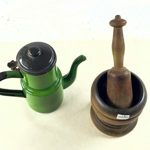 Cafetera Esmaltada Verde y Mortero de Madera con Mano - imagen 2