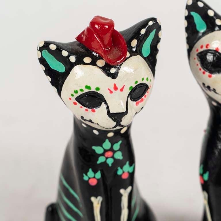 Figuras de gato decoradas con tema Día de Muertos - imagen 2