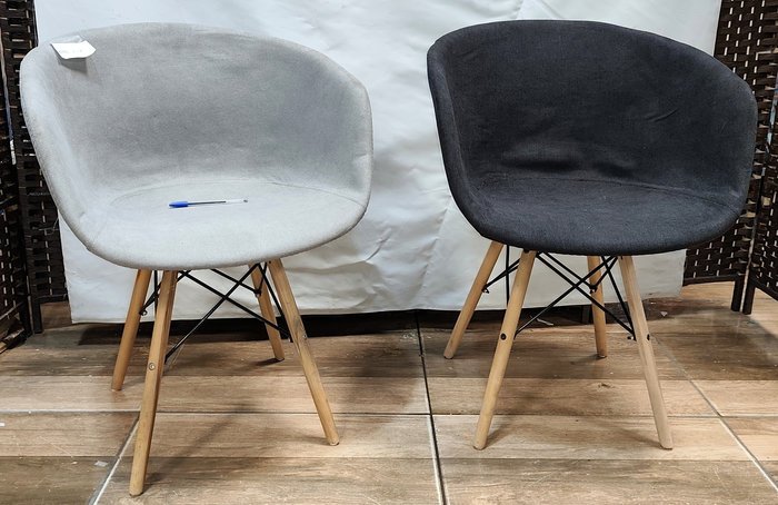 Sillas tapizadas de madera con respaldo redondeado - imagen 4