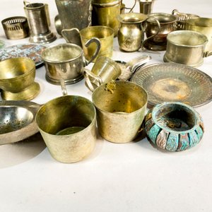 Lote de Metales Varios: Tazas, Centros de Mesa y Accesorios Vintage - imagen 5