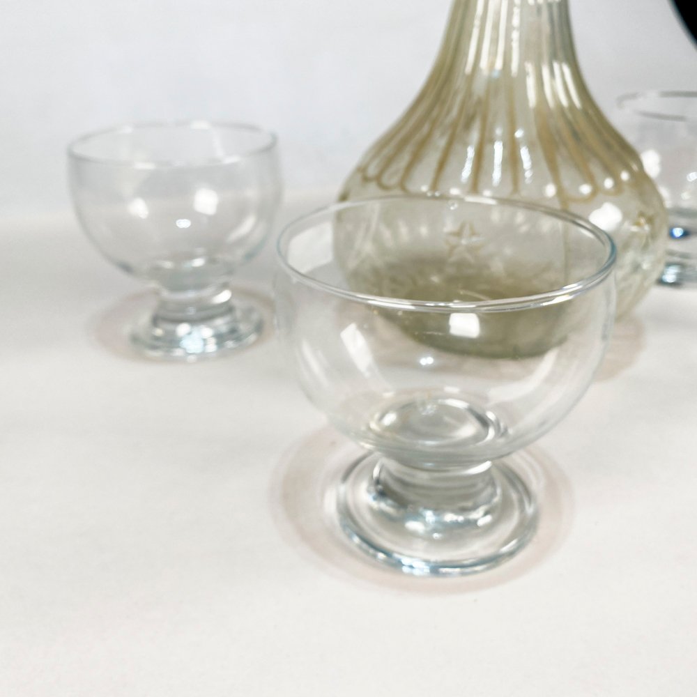Vajilla de cristal con botellas y copas - imagen 2