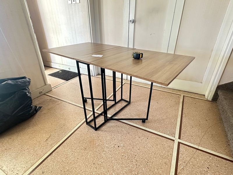 Mesa auxiliar de camping con almacenamiento y decoración