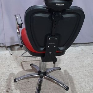 Sillón de Peluquería Móvil Rojo con Apoya Cabezas Regulable - imagen 3