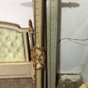 Cama Clásica Estilo Luis XV con Tapizado Capitoné Verde - imagen 4