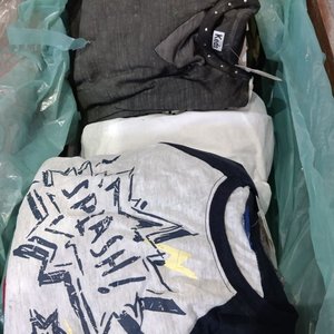 Lote siguiente: Lote de 50 Prendas de Ropa para Niño Nuevas
