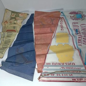 Lote de 10 Banderines Temáticos y Almanaque de Tela 1970 - imagen 1
