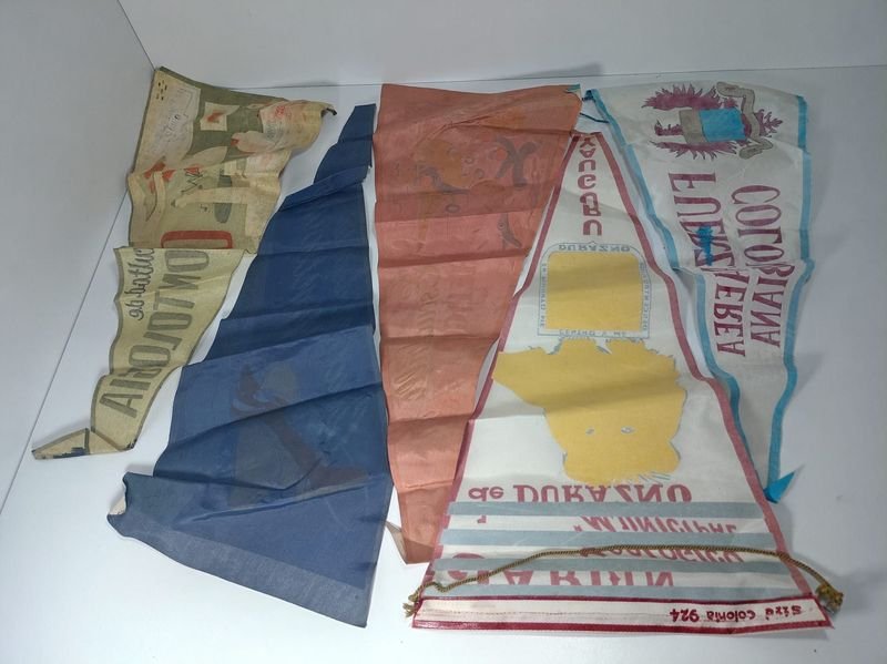 Lote de 10 Banderines Temáticos y Almanaque de Tela 1970
