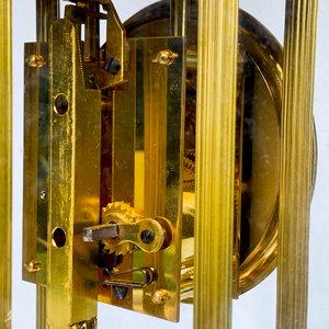Reloj de Sobremesa Dorado con Redoma de Vidrio y Esfera Esmaltada - imagen 5