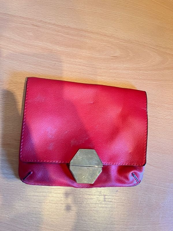 Lote siguiente: Carterita roja cuero con broche imantado plateado