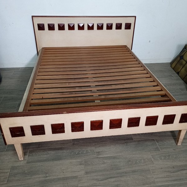 Cama de 2 Plazas en Cedro con Detalles Decorativos