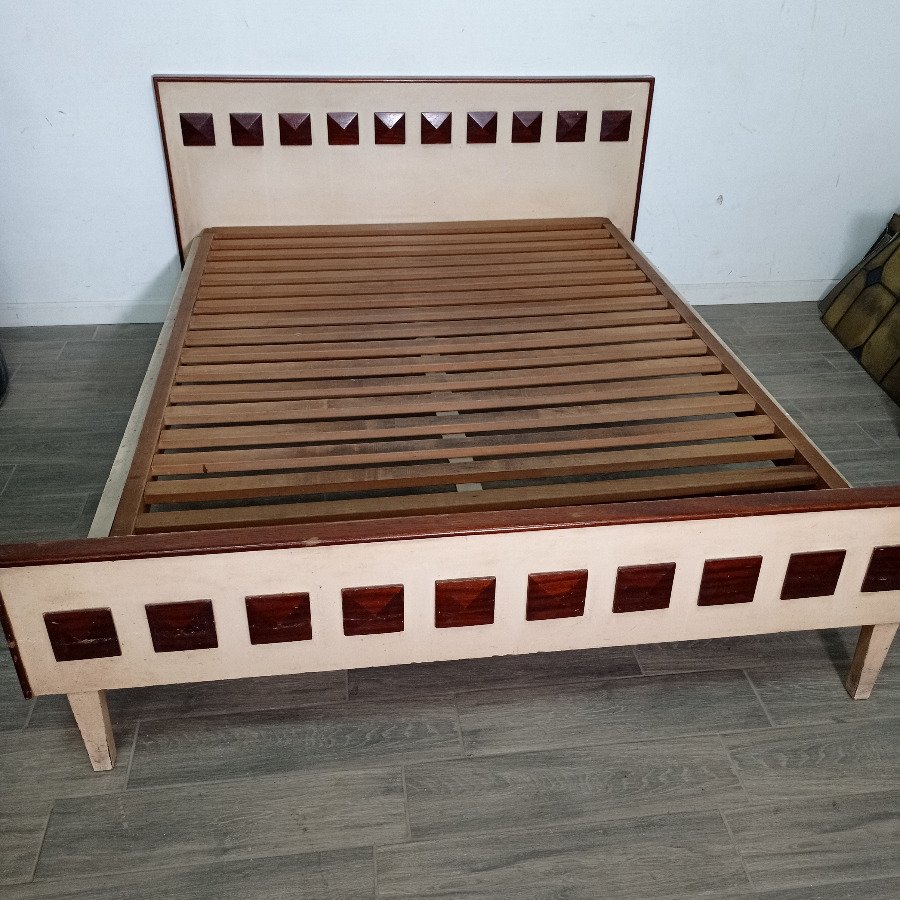 Cama de 2 Plazas en Cedro con Detalles Decorativos