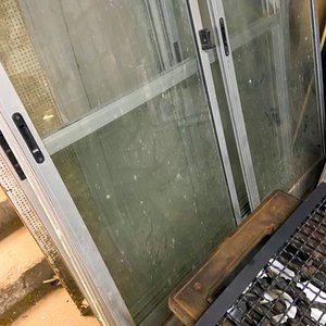 Dos Hojas de Puerta Ventanal de Aluminio y Vidrio Usadas - imagen 4