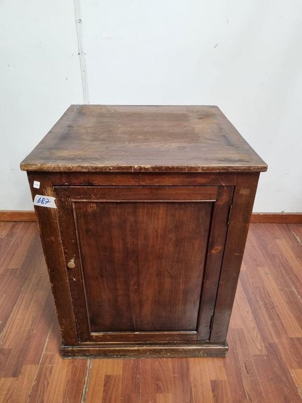 Mueble Auxiliar Bajo de Madera con Puerta y Estante Interior
