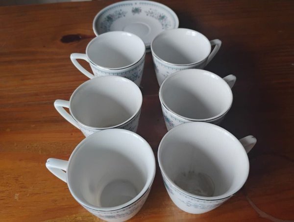 Juego de tazas de porcelana con diseños florales - imagen 2