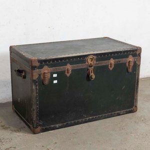 Lote anterior: Baúl Antiguo de Viaje Verde con Herrajes Oxidados y Detalles Interiores