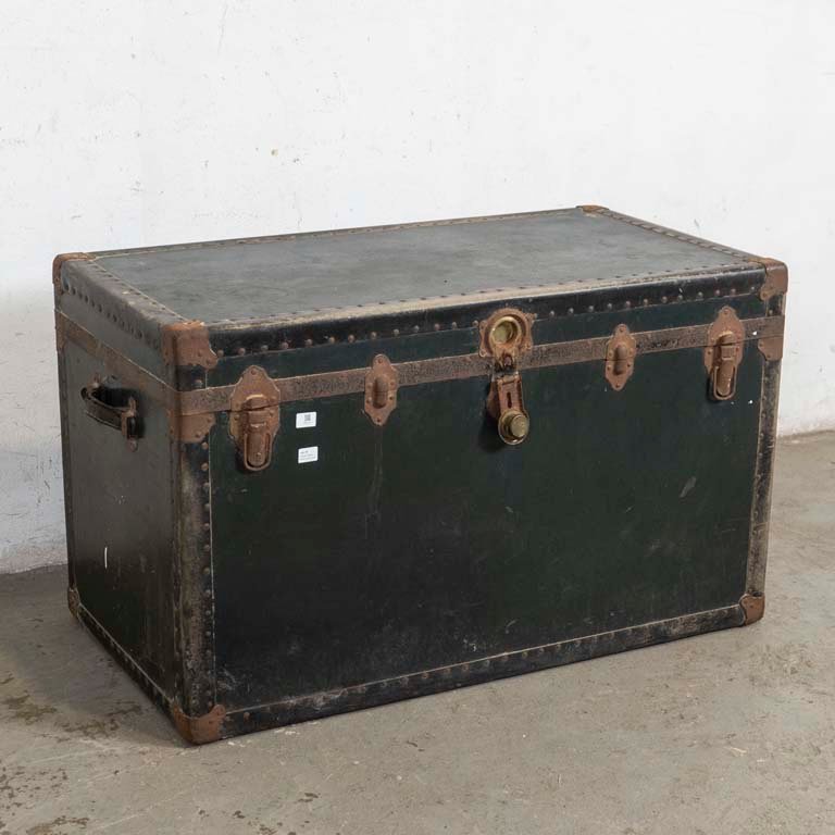 Baúl Antiguo de Viaje Verde con Herrajes Oxidados y Detalles Interiores