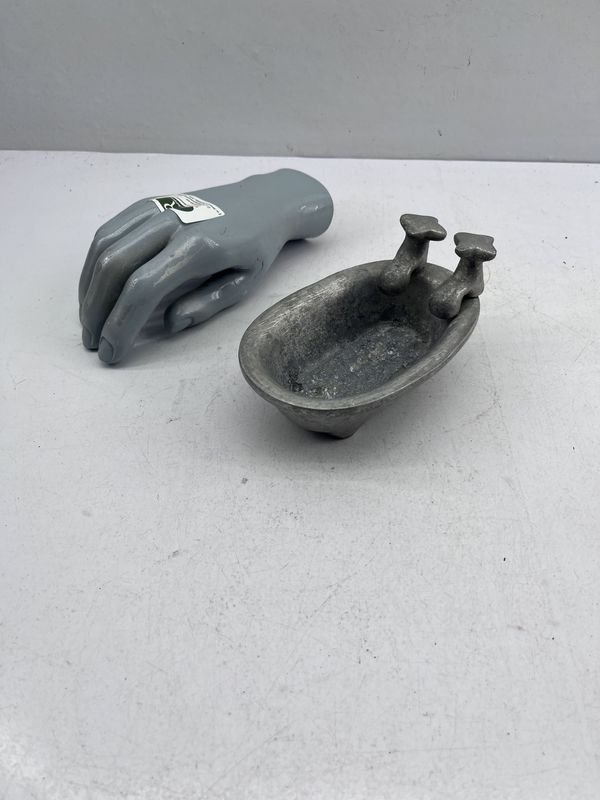 Antigua Jabonera de Aluminio con Forma de Bañera