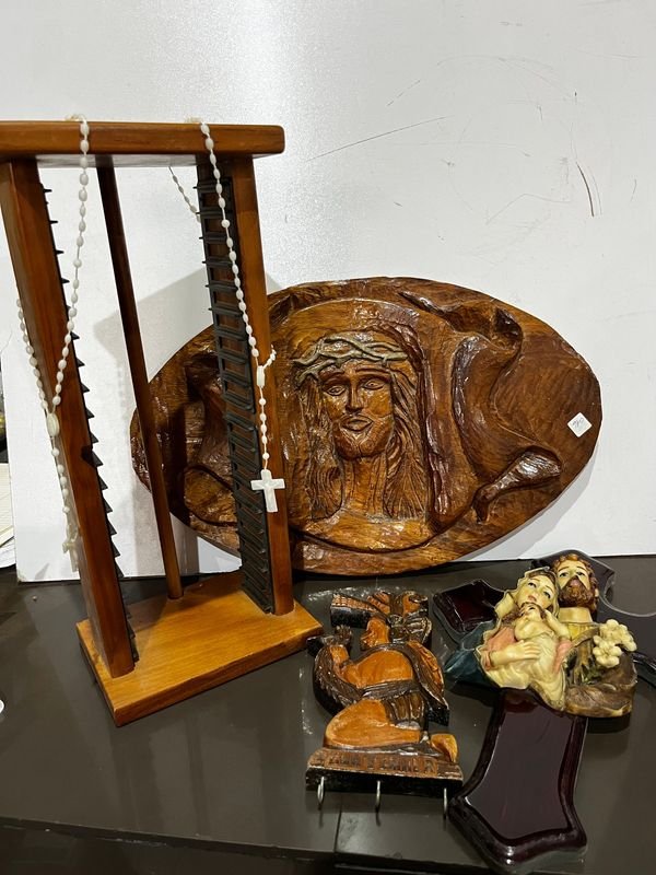 Lote anterior: Figuras religiosas de madera y accesorios
