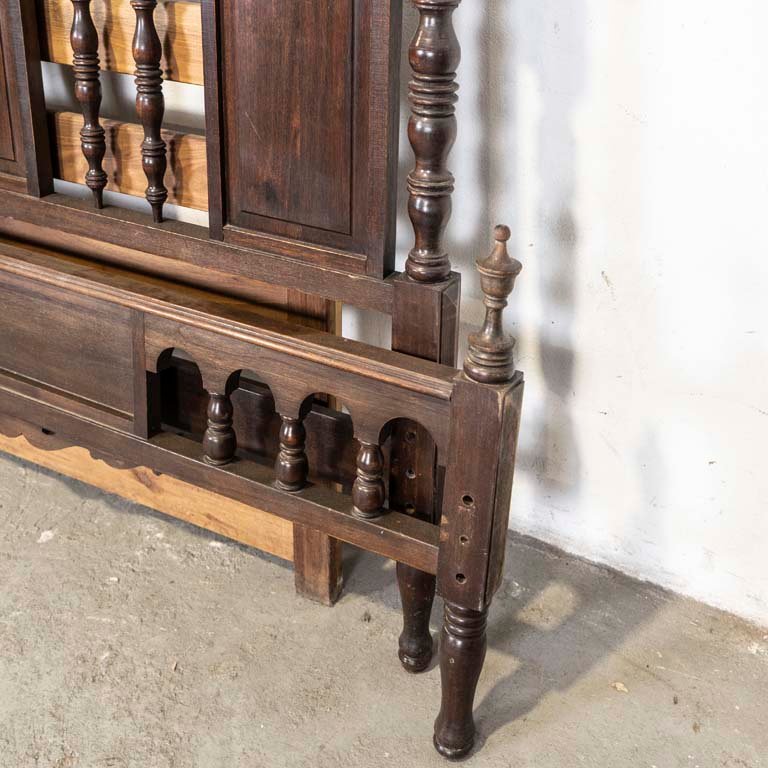 Cama de dos plazas estilo español, torneada para venta en subasta - imagen 2