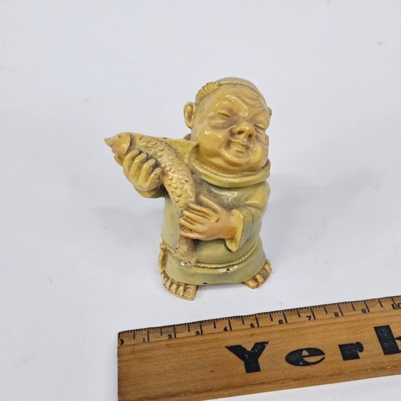 Figura de pescador de cerámica con base sellada