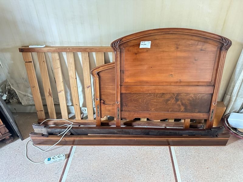 Cama antigua de madera con detalles - imagen 2