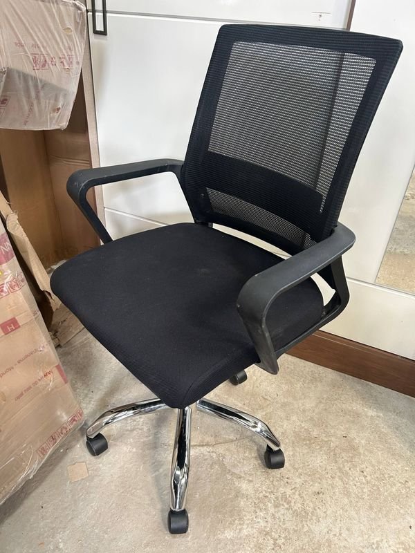Lote siguiente: Silla De Oficina en Excelente Estado