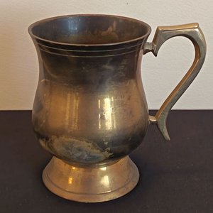 Lote de Piezas Antiguas: Jarro Cervecería, Cenicero, Campanilla y Cencerro Conmemorativo - imagen 3