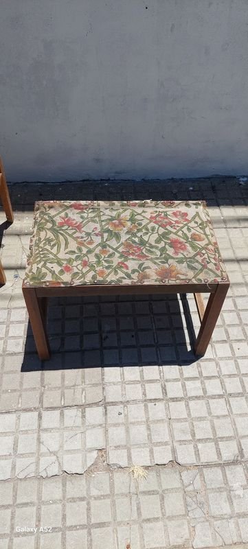 Silla y banqueta en madera, diseño antiguo - imagen 4