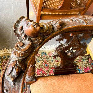Sillón de madera tallada con tapizado naranja - imagen 3