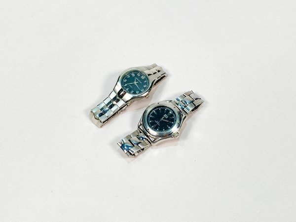 Reloj de pulsera para caballero, malla plateada y esfera gris - imagen 1