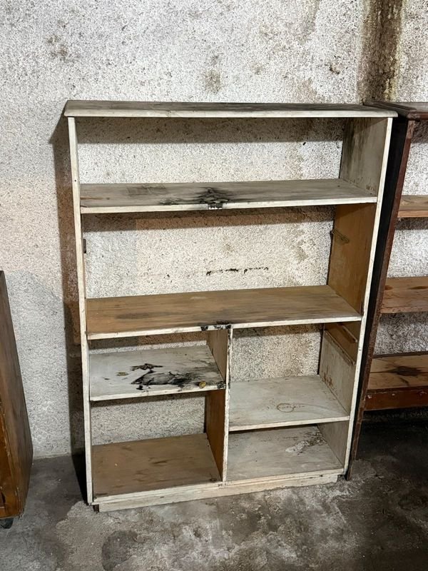 Estantería Blanca Multivel con Detalles