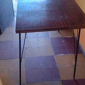 Mesa Rectangular Moderna con Patas Metálicas - imagen 1