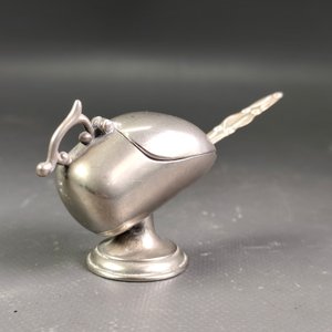 Salero Metálico con Forma de Carbonera y Cuchara - imagen 3