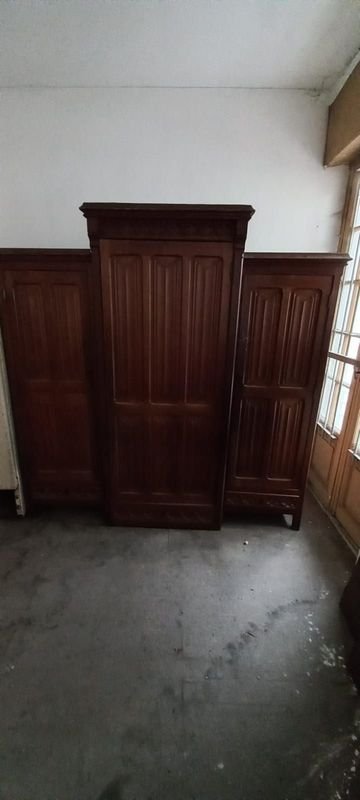 Lote siguiente: Mueble de madera con diseño antiguo