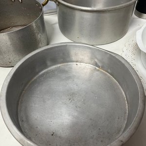 Lote de 8 piezas: Ollas de acero y aluminio, termo, asadera, budinera y vaso - imagen 4