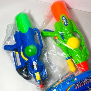 Lote de Juguetes: Jeep Amarillo y Dos Pistolas de Agua - imagen 4