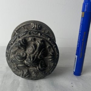 Lote siguiente: Manijón de Bronce Macizo con Detalles Ornamentales