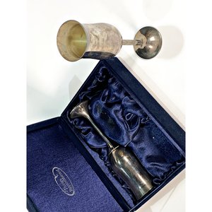 Par de Copas de Metal Plateado con Monogramas en Estuche Original - imagen 4