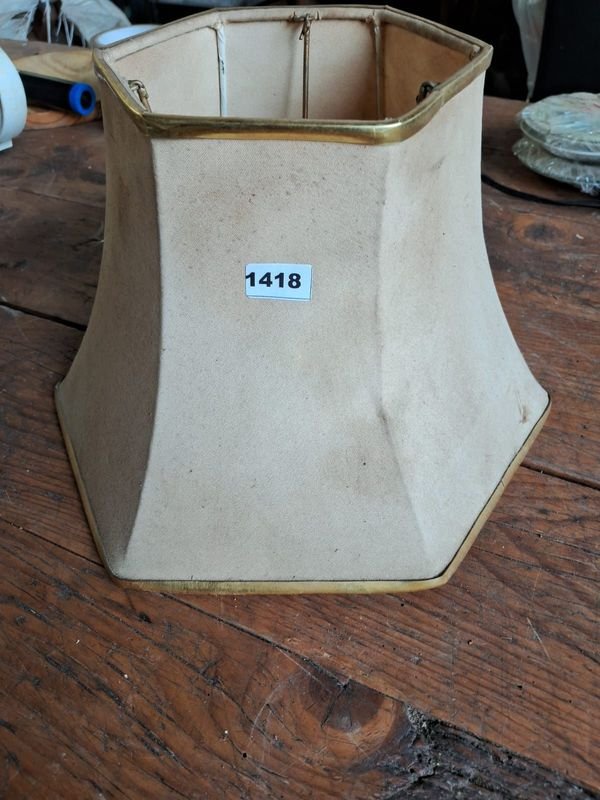 Lámparas de mesa con forma geométrica y detalles ornamentales - imagen 6